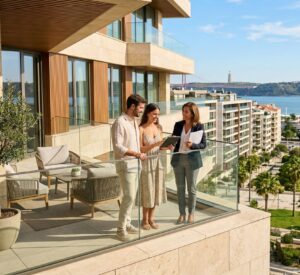 זוג רוכש דירה בליסבון A couple buys an apartment in Lisbon